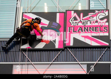 L'artista di strada Alec monopolio abseils giù la flanelle store su Oxford Street a lanciare la sua apertura e celebrare la moda, arte e musica con: Alec monopolio, Alec esulla dove: Londra, Regno Unito quando: 12 set 2019 Credit: Mario Mitsis/WENN.com Foto Stock