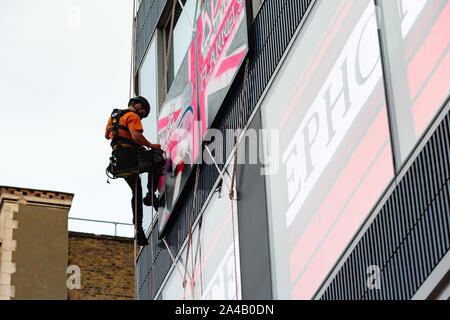 L'artista di strada Alec monopolio abseils giù la flanelle store su Oxford Street a lanciare la sua apertura e celebrare la moda, arte e musica con: Alec monopolio, Alec esulla dove: Londra, Regno Unito quando: 12 set 2019 Credit: Mario Mitsis/WENN.com Foto Stock