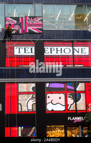 L'artista di strada Alec monopolio abseils giù la flanelle store su Oxford Street a lanciare la sua apertura e celebrare la moda, arte e musica con: Alec monopolio, Alec esulla dove: Londra, Regno Unito quando: 12 set 2019 Credit: Mario Mitsis/WENN.com Foto Stock