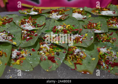 Banarasi pan, betel dado guarnita con tutti banarasi indiano ingredienti per la vendita (messa a fuoco selettiva) Foto Stock