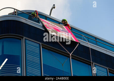 L'artista di strada Alec monopolio abseils giù la flanelle store su Oxford Street a lanciare la sua apertura e celebrare la moda, arte e musica con: Alec monopolio, Alec esulla dove: Londra, Regno Unito quando: 12 set 2019 Credit: Mario Mitsis/WENN.com Foto Stock