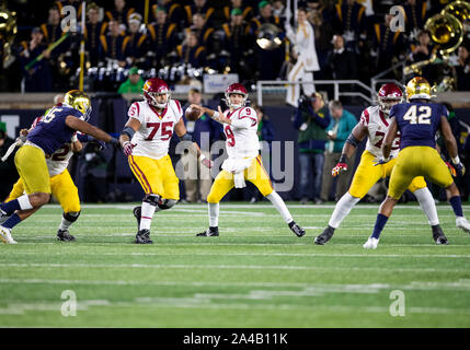 South Bend, Indiana, Stati Uniti d'America. Xii oct, 2019. USC quarterback Kedon Slovis (9) passa la palla durante il NCAA Football azione di gioco tra l'USC Trojans e la Cattedrale di Notre Dame Fighting Irish di Notre Dame Stadium di South Bend, Indiana. Notre Dame sconfitto USC 30-27. John Mersits/CSM/Alamy Live News Foto Stock