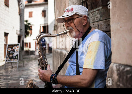 Montenegro, 17 settembre 2019: Ritratto di un uomo che suona il sassofono sulla strada nella città vecchia di Cattaro Foto Stock