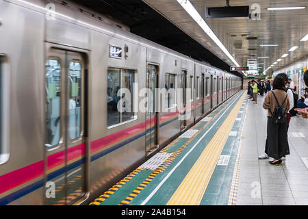 TOKYO, Giappone - 6 ottobre 2018. Treno arriva alla piattaforma presso la stazione della metropolitana di Tokyo, Giappone. Foto Stock