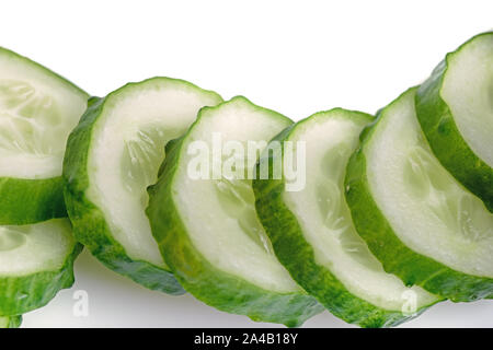 Freschi fette di cetriolo a forma di onda isolati su sfondo bianco Foto Stock