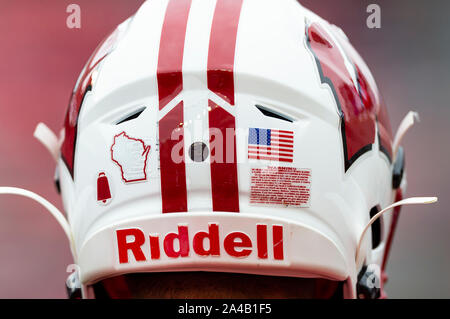 Madison, WI, Stati Uniti d'America. Xii oct, 2019. Wisconsin Badgers Riddell casco da football visualizzando gli Stati Uniti bandiera e il contorno dello stato del Wisconsin durante il NCAA Football gioco tra il Michigan State Spartans e Wisconsin Badgers a Camp Randall Stadium di Madison, WI. Wisconsin sconfitto Michigan State 38-0. John Fisher/CSM/Alamy Live News Foto Stock