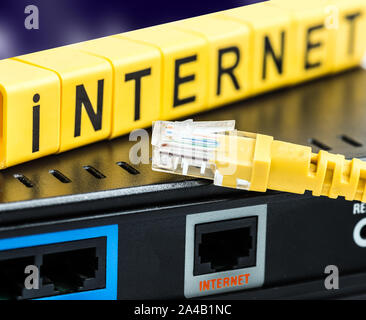 Internet Concetto di immagine - Vista dettagliata del router con cavo e porte Foto Stock