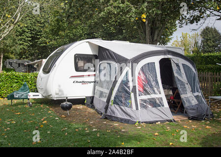 Navarrenx, Aquitania, in Francia, settembre 2019, un caravan e tenda istituito presso un campeggio nei Pirenei. Foto Stock