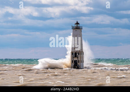 Onde la battitura della Frangiflutti nord faro di Francoforte, Michigan, Stati Uniti d'America. Foto Stock