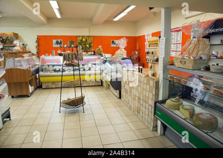 Navarrenx, Aquitania, in Francia, settembre 2019, per i turisti e la gente del luogo può navigare all'interno di uno dei villaggi piccoli supermercati Foto Stock