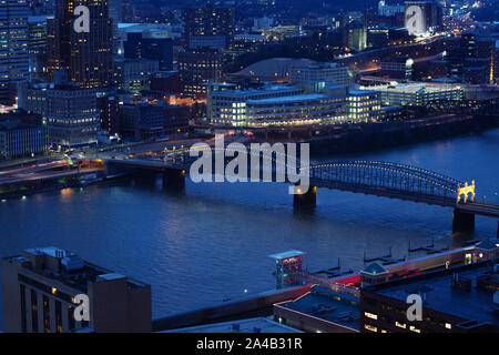 Panhandle ponte della Libertà a Pittsburg a notte Foto Stock