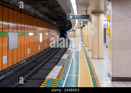 TOKYO, Giappone - 6 ottobre 2018. Piattaforma vuota presso la stazione della metropolitana e nessuno. Foto Stock