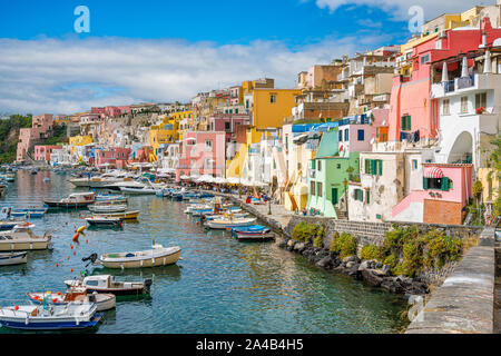 Vista panoramica della bellissima isola di Procida, vicino a Napoli, regione Campania, Italia. Foto Stock