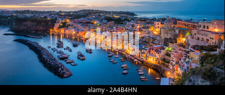 Vista panoramica della bellissima isola di Procida in serata, vicino a Napoli, regione Campania, Italia. Foto Stock