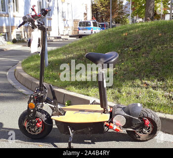 Erfurt, Germania. Xiii oct, 2019. Un scooter elettrico con un 1600 Watt motore elettrico. Un uomo che si precipitò attraverso Erfurt il suo scooter elettrico a 40 km/h ha ora a rispondere per la guida senza patente di guida. I poliziotti in pattuglia arrestato il conducente. (A dpa "l'influenza senza una patente di guida: scooter elettrici su strada a 40 km/h") Credito: Landespolizeiinspektion Erfurt/dpa - ATTENZIONE: Solo per uso editoriale in connessione con la corrente di report e solo con la citazione completa della suddetta carta di credito/dpa/Alamy Live News Foto Stock