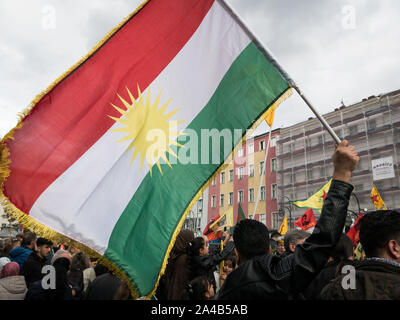 Berlin/Germania: Dimostrazione e protesta contro offensiva turca e le aggressioni in Siria contro i curdi, grande bandiera del Kurdistan in primo piano Foto Stock