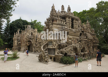 I visitatori di fronte al palazzo ideale (Le Palais idéal) progettato da postino francese Ferdinand Cheval e costruire dal 1876 al 1912 in HAUTERIVES, Francia. Attenzione: Questa immagine è una parte di un saggio fotografico di 36 foto con il palazzo ideale (Le Palais idéal). Foto Stock