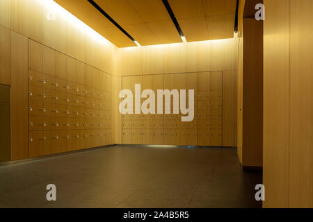 Inserite gli armadietti a parete. I pannelli di bambù all'interno. Stanza vuota della modifica o camera di raccordo. Foto Stock