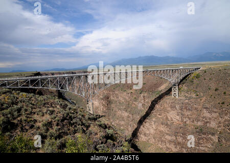 Il Rio Grande Gorge bridge, talvolta chiamato UAT Gorge, sulla US64 appena fuori Taos, Nuovo Messico. Foto Stock