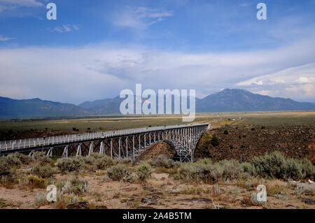 Il Rio Grande Gorge bridge, talvolta chiamato UAT Gorge, sulla US64 appena fuori Taos, Nuovo Messico. Foto Stock