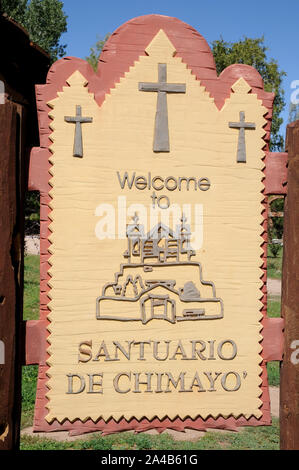 Segno di benvenuto presso il Santuario De Chimayo, Chimayo, Nuovo Messico. Questo pellegrinaggio sito attrae molti visitatori ogni anno, sia i turisti che i devoti. Foto Stock