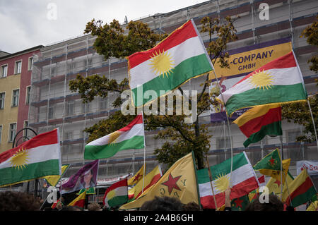 Berlin/Germania, Ott 2019: dimostrazione e protesta contro offensiva turca e le aggressioni in Siria contro i curdi, molti kurdistan e bandiere ypg Foto Stock