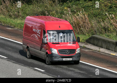 Un royal mail parcel vigore Mercedes sprinter van consegna voce verso sud sull'autostrada M6 vicino a Preston nel Lancashire, Regno Unito Foto Stock