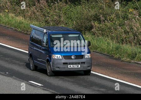 Una vw Volkswagen camper van con tenda laterale viaggiando verso sud sull'autostrada M6 vicino a Preston nel Lancashire, Regno Unito Foto Stock