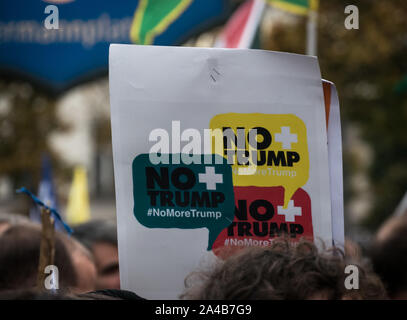 Berlin/Germania: Dimostrazione e protesta contro offensiva turca contro i curdi, cartone con 'No Trump' come segno contro le politiche degli Stati Uniti Foto Stock