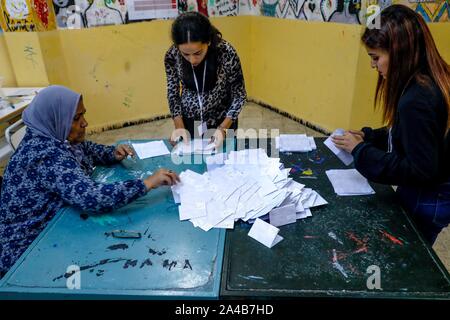 Tunisi, Tunisia. Xiii oct, 2019. Elezione funzionari contare voti dopo sondaggi chiusi durante il secondo turno delle elezioni presidenziali tunisino tra candidati presidenziali Kais Saied e Nabil Karoui. Credito: Khaled Nasraoui/dpa/Alamy Live News Foto Stock