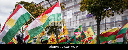 Berlin/Germania, Ott 2019: dimostrazione e protesta contro offensiva turca e le aggressioni in Siria contro i curdi, molti kurdistan e bandiere ypg Foto Stock