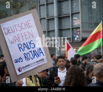 Dimostrazione e protesta contro offensiva turca e le aggressioni in Siria contro i curdi, self-made cartone contro armi tedesche in Kurdistan Foto Stock