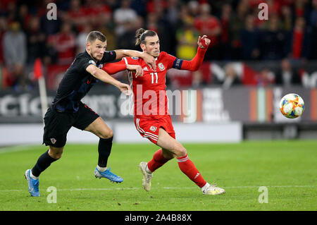 Croazia Borna Barisic (sinistra) e il Galles Gareth Bale battaglia per la sfera durante UEFA EURO 2020 partita di qualificazione al Cardiff City Stadium di Cardiff. Foto Stock