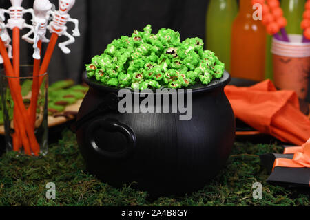 Calderone verde popcorn dolce per demoni e zombie. Trattare di Halloween Foto Stock