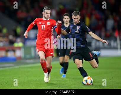 Il Galles Gareth Bale (sinistra) e della Croazia di Borna Barisic battaglia per la sfera durante UEFA EURO 2020 partita di qualificazione al Cardiff City Stadium di Cardiff. Foto Stock