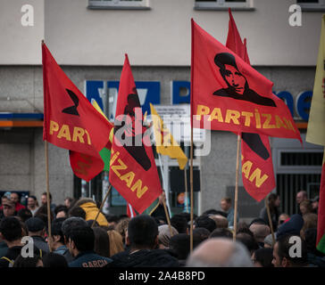 Dimostrazione e protesta contro offensiva turca e le aggressioni in Siria contro i curdi con partigiano, Kurdistan e bandiere ypg Foto Stock