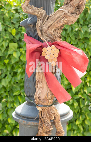 Vitigno trunk utilizzato per effettuare decorazioni di strada per il vino di Harvest Festival a La Rioja Alavesa wine Harvest Festival 2019, Banos de Ebro, Spagna Foto Stock