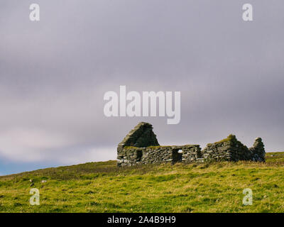 Un abbandonato, abbandonata croft / Agriturismo nei pressi di Sandwick sull isola di Unst delle Shetland, Scotland, Regno Unito Foto Stock