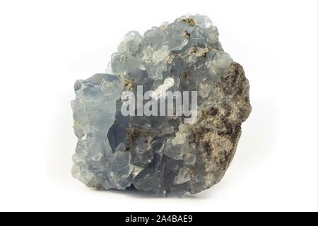 Rock di blu minerale di Celestino dal Madagascar isolato su un puro sfondo bianco Foto Stock