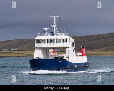 Il Fivla traghetto per auto, che gira su Bluemull Suono, tra Gutcher sull isola di Yell e Belmont sull isola di Unst delle Shetland, Scotland, Regno Unito. Foto Stock