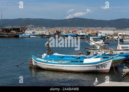 NESSEBAR, BULGARIA - Agosto 12, 2018: piccola barca da pesca nel porto di Nessebar, regione di Burgas, Bulgaria Foto Stock