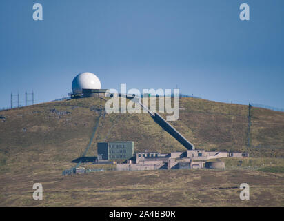 La cupola radar e annessi presso la RAF Radar remota testa (POSTDX) Saxa Vord, sull'isola di Unst delle Shetland, Scotland, Regno Unito. Foto Stock