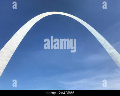 Louis, Missouri / USA: 9 agosto 2019 - Il famoso Gateway Arch di St Louis. Foto Stock