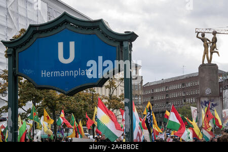 Dimostrazione e protesta contro offensiva turca in Siria contro i curdi, Kurdistan e bandiere ypg, la stazione della metropolitana di Hermannplatz, Berlino Foto Stock