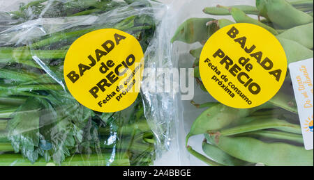 Ortaggi confezionati in imballaggi di plastica con prezzo ridotto adesivo in un supermercato in Spagna. Foto Stock