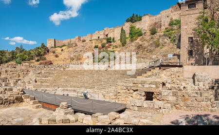 Vista panoramica di antico anfiteatro romano rovine con Alcazaba fortezza in background. Malaga, Andalusia, Spagna Foto Stock