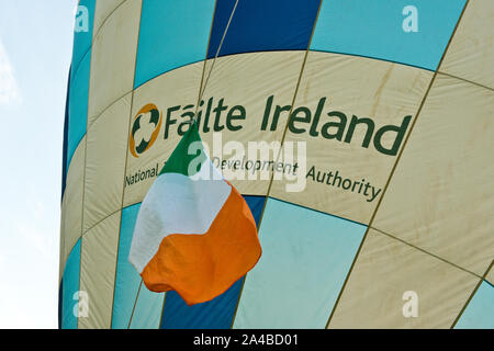 'Discover Waterford City' mongolfiera e bandiera irlandese. Bristol International Balloon Fiesta, Inghilterra. Foto Stock