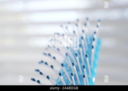 Il blu e il pettine bianco su sfondo chiaro, fotografia macro, selettiva di messa a fuoco d'arte. Foto Stock