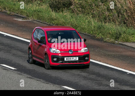 2019 Rosso fino Volkswagen GTI viaggiando verso sud sull'autostrada M6 vicino a Preston nel Lancashire, Regno Unito Foto Stock