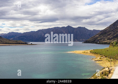 Vista del lago Hawea vicino a Wanaka, Nuova Zelanda Foto Stock